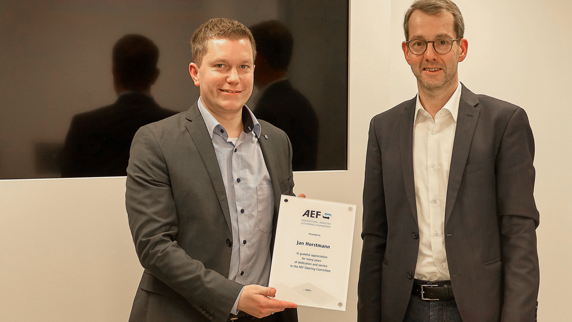 Jan Horstmann was given a gift to celebrate his contribution to his long-time support of AEF Steering Committee. 